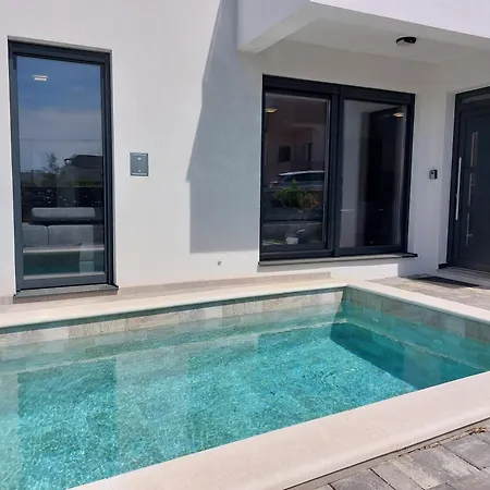 Luxury Desire With Pool Appartamento Malinska